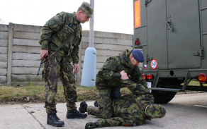 Zkušenosti aktivním záložníkům předávali strakoničtí vojáci